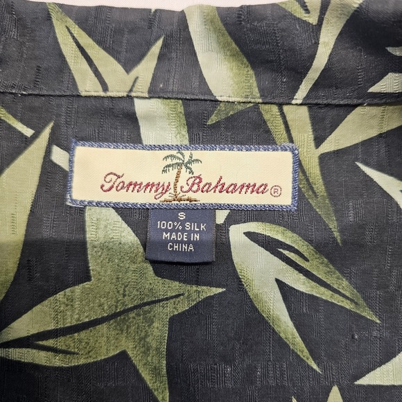 Tommy Bahama Shirt Mens‎ Small Black Green Leaf Hawaiian 100% Silk - Picture 2 of 7